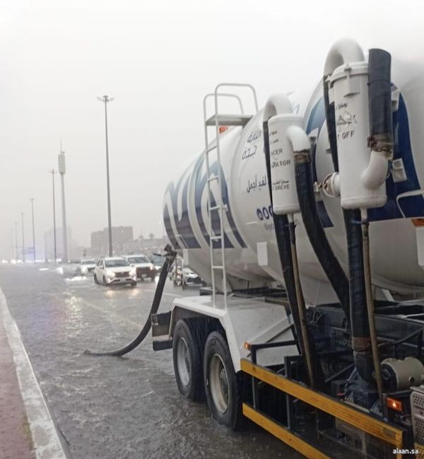 أمانة جدة تباشر جهودها الميدانية للتعامل مع الحالة المطرية