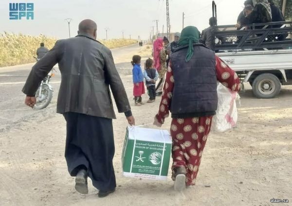 مركز الملك سلمان للإغاثة يوزّع (1.100) سلة غذائية في محافظة دير الزور بسوريا