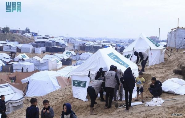 مركز الملك سلمان للإغاثة يواصل تدخلاته الميدانية لإيواء نازحي جنوب قطاع غزة من آثار المنخفض الجوي