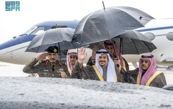 رئيس مجلس السيادة الانتقالي بجمهورية السودان يصل إلى الرياض وفي مقدمة مستقبليه نائب أمير المنطقة