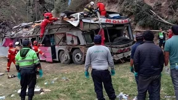 مقتل  15 شخصًا وإصابة 19 جرّاء انقلاب حافلة ركاب بإندونيسيا