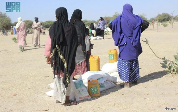 مركز الملك سلمان للإغاثة يوزع 705 كراتين تمر في إقليم وادي فيرا بجمهورية تشاد
