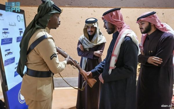 القوات الخاصة للأمن والحماية تستعرض الزيّ التاريخي لزوّار معرض واحة الأمن بمهرجان الملك عبدالعزيز للإبل