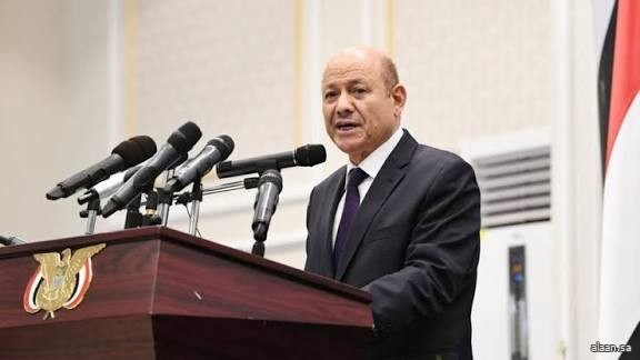 رئيس مجلس القيادة اليمني يصدر قرارًا بإعلان حالة الطوارئ وفرض حظر جوي وبحري وبري على الموانئ والمنافذ