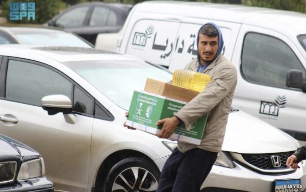 مركز الملك سلمان للإغاثة يوزّع (1.742) سلة غذائية و(1.742) كرتون تمر في منطقة الشوف بلبنان