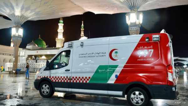 الفرق الإسعافية والتطوعية بهيئة الهلال الأحمر تنقذ معتمرًا من توقف في القلب والتنفس بمحيط المسجد النبوي