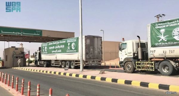 عبور 70 شاحنة مقدمة من مركز الملك سلمان للإغاثة منفذ الوديعة الحدودي متوجهة إلى اليمن