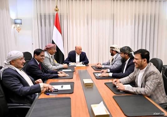 مجلس القيادة الرئاسي اليمني يصدر قرارًا بإسقاط عضوية الزبيدي في مجلس القيادة الرئاسي لارتكابه الخيانة العظمى وإحالته للنائب العام