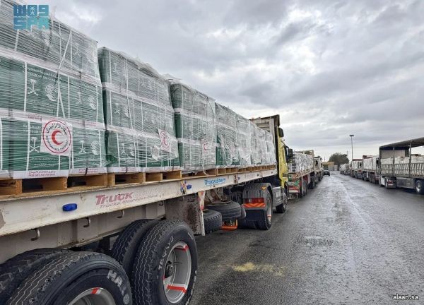 قافلة مساعدات إغاثية جديدة مقدمة من مركز الملك سلمان للإغاثة تعبر منفذ رفح تمهيدًا لنقلها إلى قطاع غزة