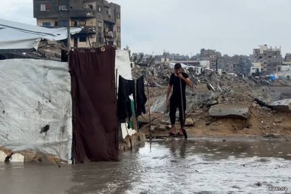 أمطار غزيرة ورياح عاتية تجتاح وتدمر المخيمات الهشة في غزة