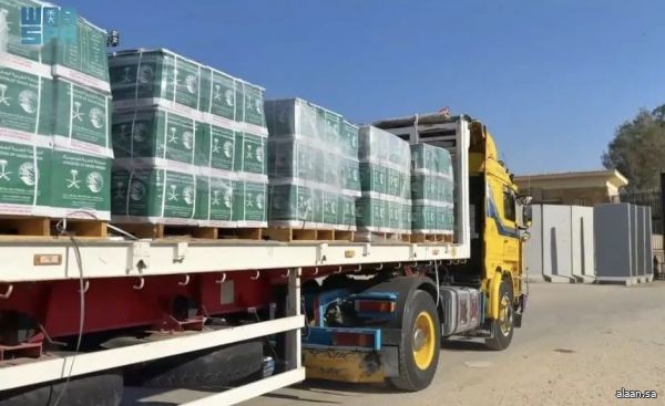 قافلة مساعدات إغاثية جديدة مقدمة من مركز الملك سلمان للإغاثة تعبر منفذ رفح تمهيدًا لنقلها إلى قطاع غزة