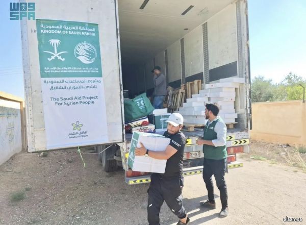 مركز الملك سلمان للإغاثة يوزّع (300) سلة غذائية على الأسر النازحة في محافظة حلب