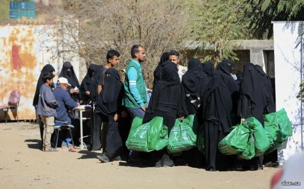 مركز الملك سلمان للإغاثة يوزّع (947) قسيمة شرائية في مديرية المواسط بتعز