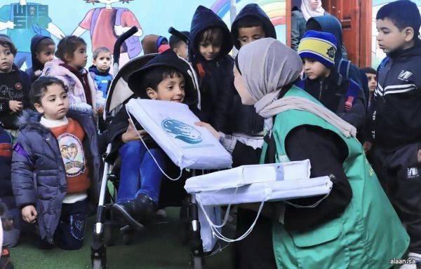 مركز الملك سلمان للإغاثة يوزع ملابس شتوية على أطفال المدارس ورياض الأطفال في قطاع غزة