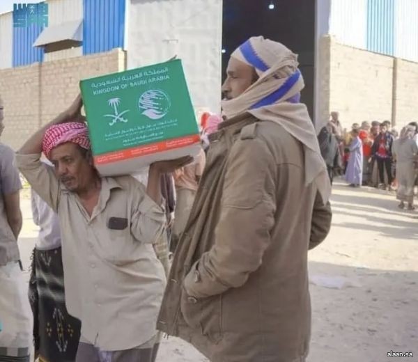 مركز الملك سلمان للإغاثة يوزّع (2.700) سلة غذائية في مديرية سيئون بمحافظة حضرموت