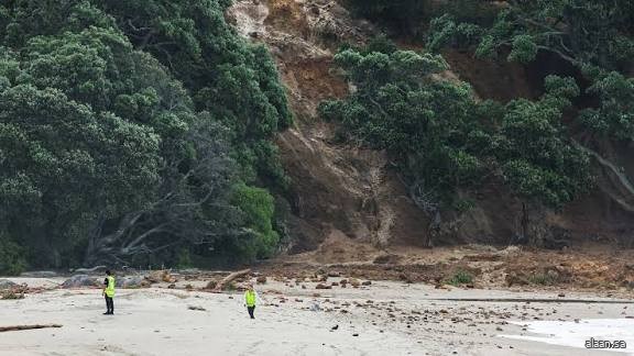 انهيار أرضي في نيوزيلندا والبحث عن مفقودين بينهم أطفال