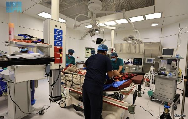 تدخل طبي سعودي يعيد الحياة ليمني سبعيني في سقطرى بأقل من 12 ساعة