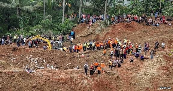 مصرع 7 أشخاص و82 مفقودًا جراء انهيار أرضي في إندونيسيا