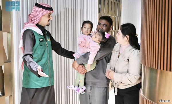 إنفاذًا لتوجيهات خادم الحرمين الشريفين وسمو ولي العهد.. وصول التوأم الملتصق الفلبيني (أوليفيا وجيانا) إلى الرياض