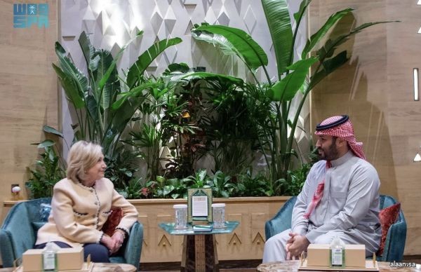 سمو ولي العهد يستقبل وزيرة الخارجية الأمريكية السابقة