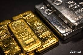 الذهب يهبط  متأثرًا بارتفاع الدولار .. والفضة تتعافى