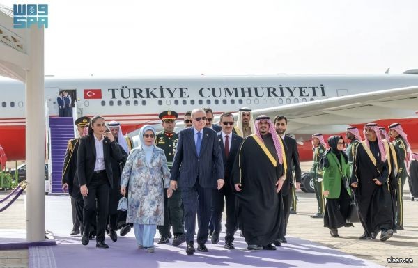 رئيس جمهورية تركيا يصل إلى الرياض وفي مقدمة مستقبليه نائب أمير المنطقة