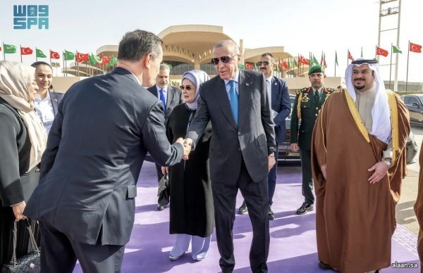 الرئيس التركي يغادر الرياض وفي مقدمة مودعيه نائب أمير المنطقة