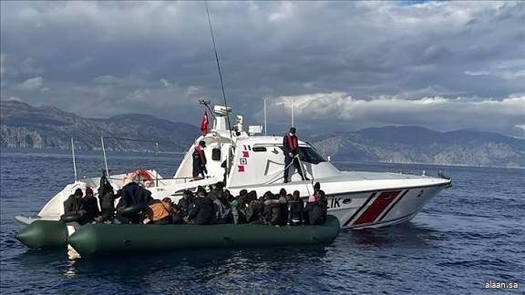 اصطدام قارب بسفينة تابعة لخفر السواحل اليونانية ومقتل 14 مهاجرًا