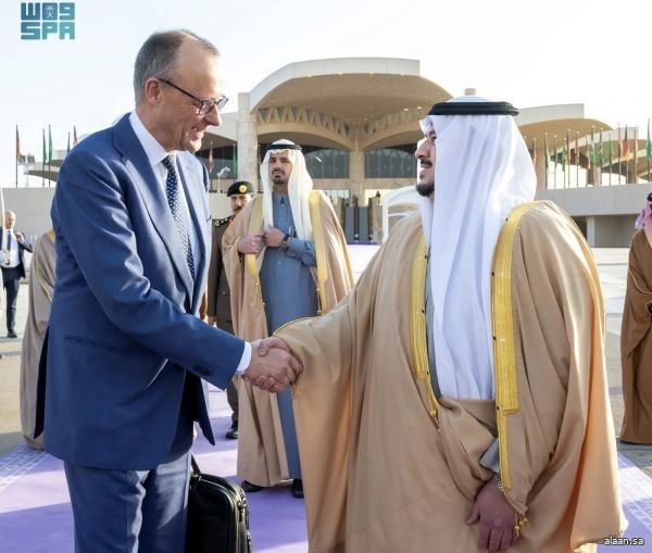 المستشار الألماني يغادر الرياض وفي مقدمة مودعيه نائب أمير المنطقة