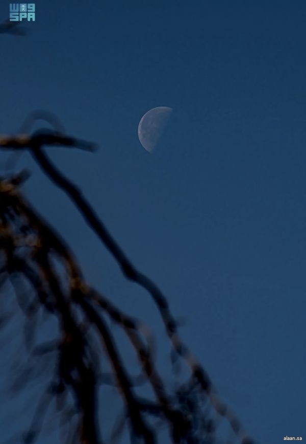 في لوحةٍ فلكية هادئة .. تتزيّن الحدود الشمالية اليوم برصد التربيع الأخير لقمر شعبان