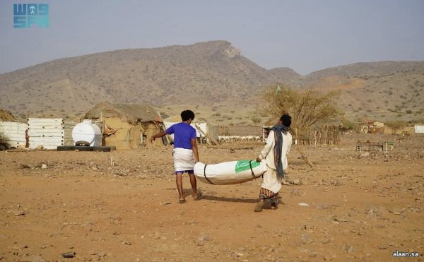 مركز الملك سلمان للإغاثة يوزع 100 حقيبة إيوائية و100 خيمة بمديرية حرض في محافظة حجة