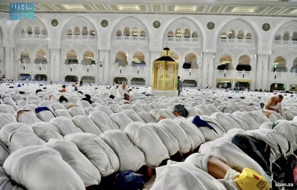 أول صلاة تراويح من الشهر الكريم.. أجواء روحانية وخدمات متكاملة في المسجد الحرام