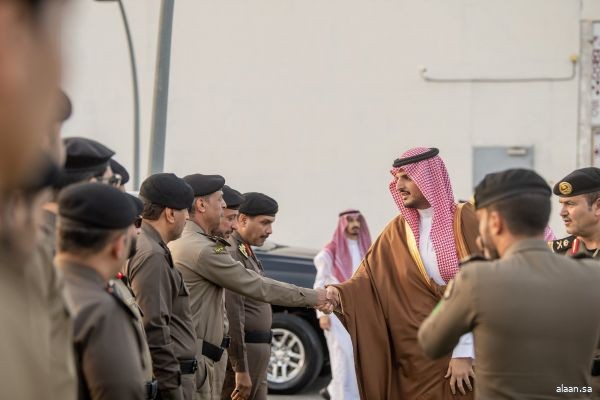 سمو محافظ الطائف يُشارك رجال الأمن طعام الإفطار في أول أيام رمضان