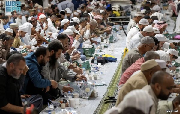 الإفطار في المسجد النبوي.. حوكمة رقمية تعزز الشفافية وترفع كفاءة تنظيم سفر الصائمين