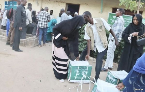 مركز الملك سلمان للإغاثة يوزّع (131) سلة غذائية في السودان