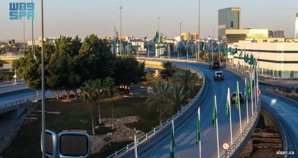 بواقع 25 ألف علم في مختلف أنحاء المنطقة .. أمانة الرياض تزين الشوارع والميادين بأعلام المملكة والدولة السعودية الأولى