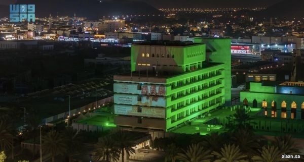 1250 علمًا ومجسمًا تراثيًا تزيّن ميادين وطرق حائل احتفاءً بيوم التأسيس