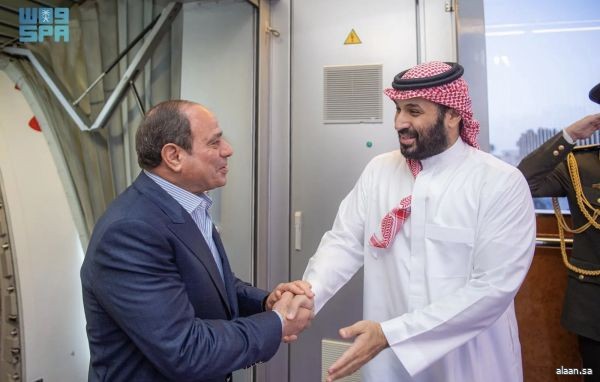 رئيس جمهورية مصر يصل إلى جدة وسمو ولي العهد في مقدمة مستقبليه