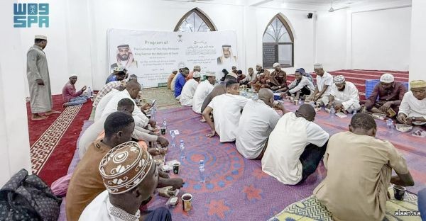 الشؤون الإسلامية تباشر تنفيذ برنامجي خادم الحرمين الشريفين لتوزيع التمور وتفطير الصائمين وهدية المصحف الشريف في تنزانيا