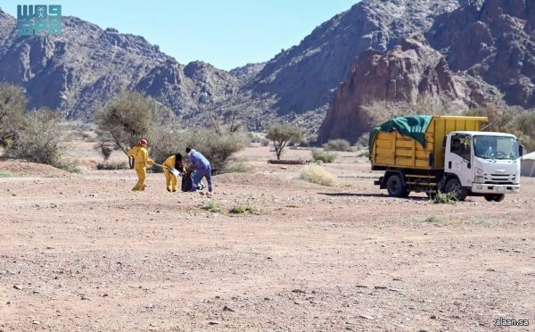 مرابطون في الميدان.. عمال نظافة أمانة حائل يواصلون أعمالهم نهارًا ويفطرون في مواقع العمل
