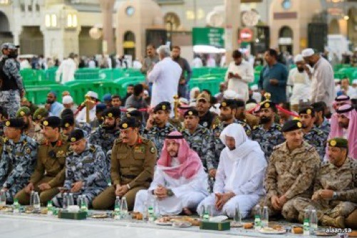 نائب أمير منطقة المدينة المنورة يشارك رجال الأمن إفطارهم في ساحة المسجد النبوي
