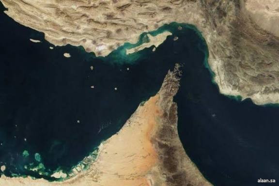 شركات نفط تُعلِّق الشحن عبر مضيق هرمز