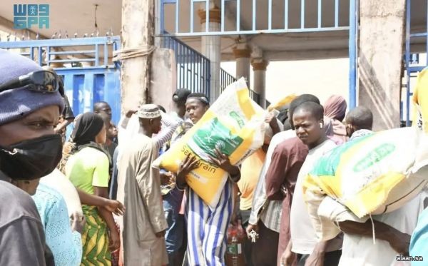 مركز الملك سلمان للإغاثة يوزع 1,500 سلة غذائية في مدينة دبيريكا بجمهورية غينيا كوناكري