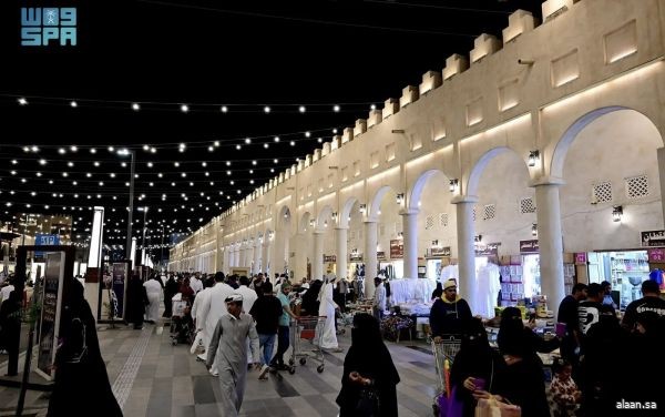"سوق القيصرية" ملتقى السعوديين والخليجيين.. ولياليه تظاهرة ثقافية