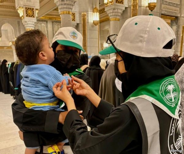 أطفال المعتمرين يجدون الأمان بين أيدي أبناء وبنات الوطن بالحرم المكي
