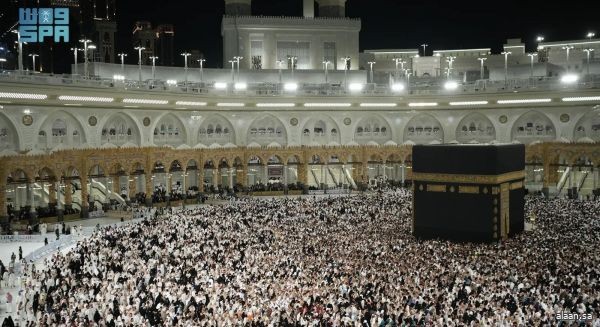 صحن المطاف.. مشهد تعبدي تتجلّى فيه عظمة المكان ووحدة القاصدين