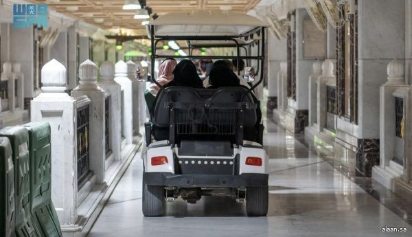مسارات مخصصة وعربات كبيرة .. عناية خاصة لكبار السن تسهّل الوصول إلى المسجد الحرام