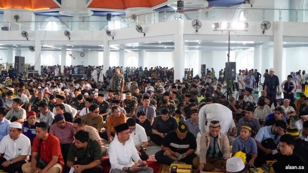 "الشؤون الإسلامية" تنفذ برنامج خادم الحرمين الشريفين لتفطير 7500 صائم في مدينة ماكاسار الإندونيسية