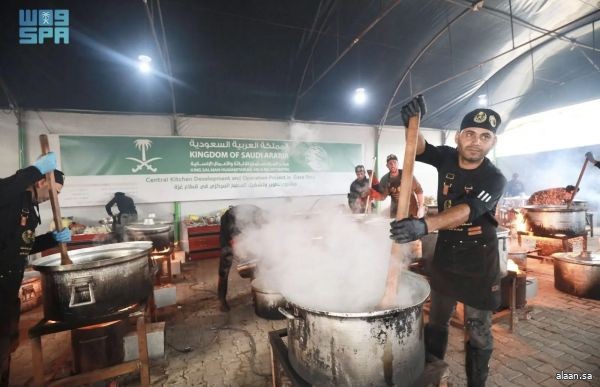 مركز الملك سلمان للإغاثة يوزّع أكثر من 27 ألف وجبة غذائية ساخنة في وسط وجنوب قطاع غزة