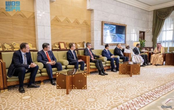 نيابة عن خادم الحرمين الشريفين وسمو ولي العهد.. أمير منطقة الرياض يستقبل عميد السلك الدبلوماسي سفير جيبوتي ورؤساء المجموعات الجغرافية المعتمدين لدى المملكة